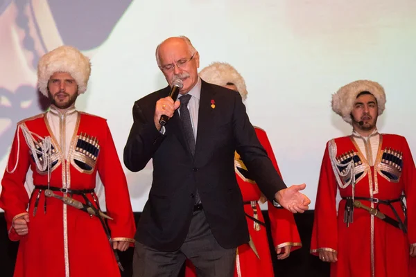 Nikita Mikhalkov with Cossack Choir — Stock Photo, Image