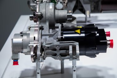 Max, bir motorun iç