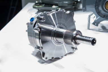 Max, bir motorun iç