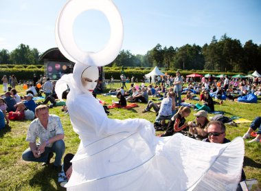 Karnaval maskeli adam