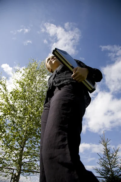 Mujer con portátil — Foto de Stock