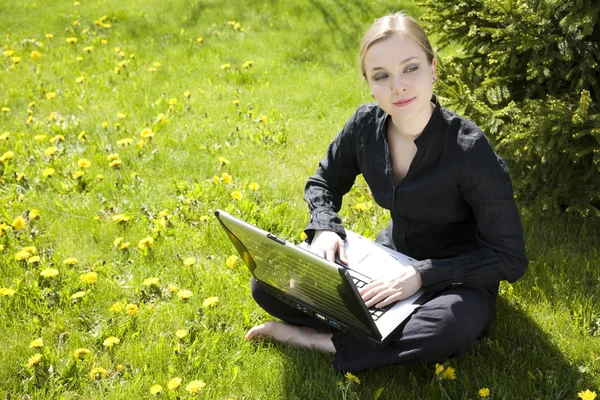 Young Lady Working Outside — Stock Photo, Image