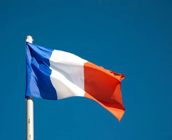 Французский флаг против голубого неба — стоковое фото