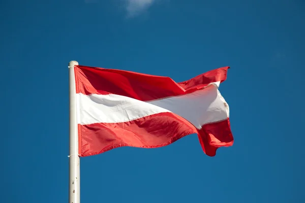 Bandera de Letonia contra cielo azul —  Fotos de Stock