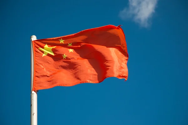 Bandera china contra el cielo azul —  Fotos de Stock