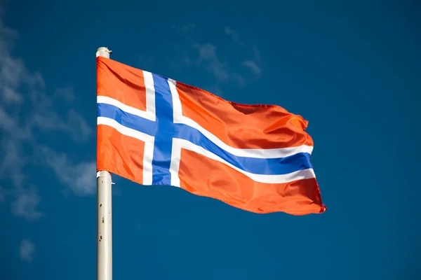 Bandera noruega contra cielo azul —  Fotos de Stock