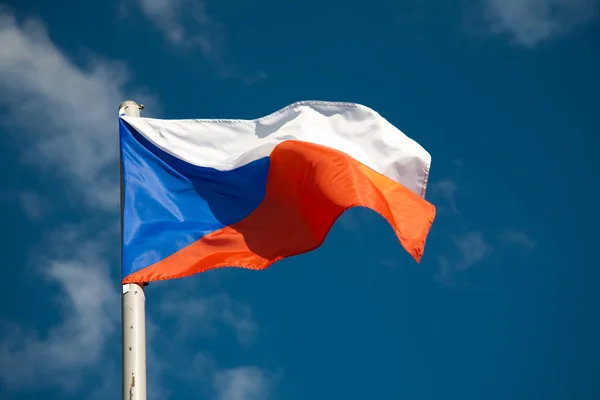 Bandeira da República Checa contra o céu azul — Fotografia de Stock