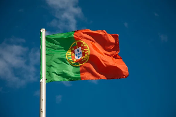 Portugalská vlajka proti modré obloze — Stock fotografie