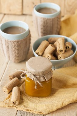 Elma reçel, bisküvi ve kahvaltıda sütlü kahve