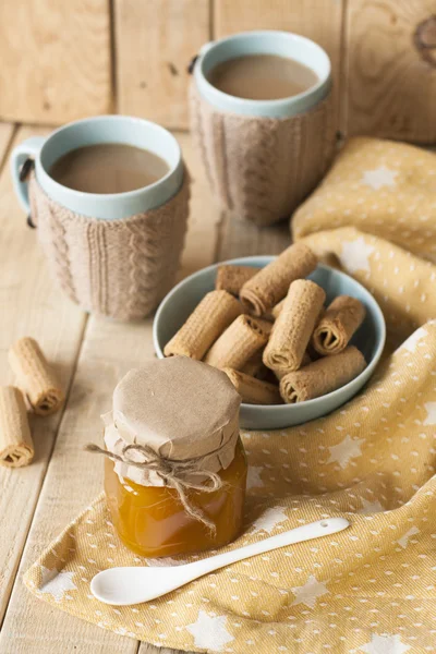 Apple jam, koekjes en koffie met melk voor het ontbijt — Stockfoto