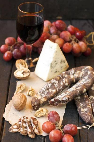 Snacks for wine, cheese with mold, pink grapes, walnuts — Stock Photo, Image