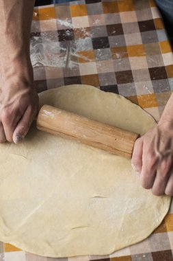 Yemek ve ev kavramı - erkek elinde yakın çekim 