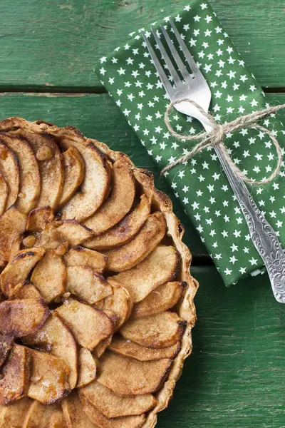 Šťavnatý jablečný koláč se skořicí a brandy na zeleném pozadí — Stock fotografie