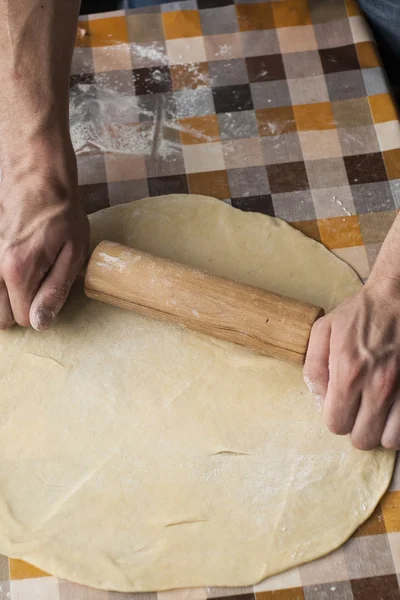 Matlagning och hem koncept - närbild på manliga händer — Stockfoto