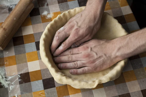 Vaření a domácí koncept - zblízka mužských rukou — Stock fotografie