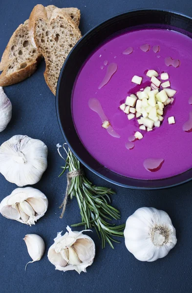 Sopa de remolacha roja fría y jengibre. Ajo, baguette de centeno y romero — Foto de Stock