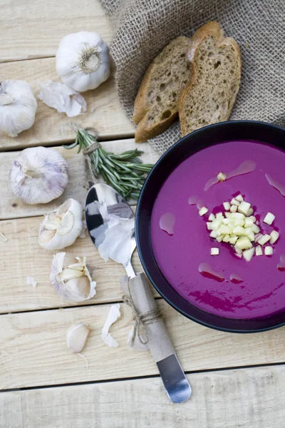 Kall Rödbetssallad soppa och ingefära. Vitlök, råg baguette och rosmarin — Stockfoto