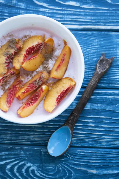 Un delicioso, saludable y nutritivo desayuno con yogur —  Fotos de Stock