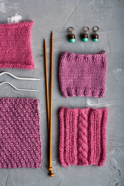Top View Knitting Accessories Samples Knitted Products Lie Gray Concrete — Stock Photo, Image