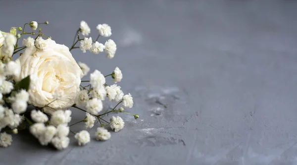 Küçük Beyaz Çiçekler Beyaz Güller Gri Bir Arka Planda Yatar — Stok fotoğraf