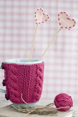 Pembe bir kazak keçe kalp mavi Kupası