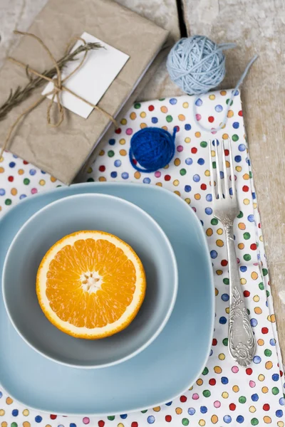 Naranja jugosa en el plato azul es la almohadilla vieja y enredos de hilo —  Fotos de Stock