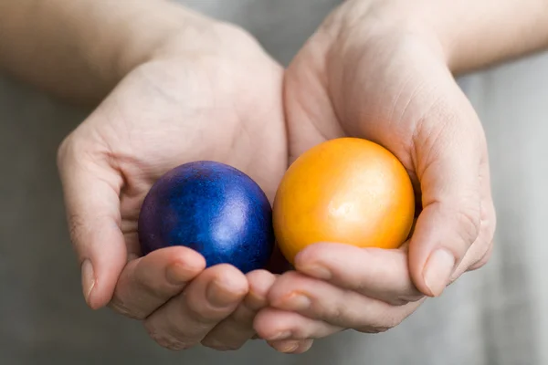 Das Mädchen hält bunte Ostereier in den Händen — Stockfoto