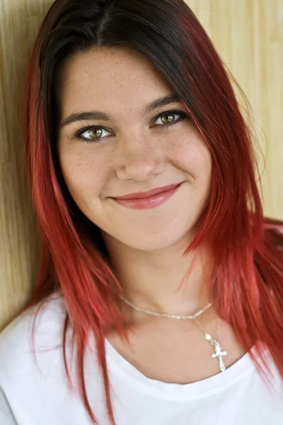 Retrato de hermosa chica con el pelo rojo y una bonita sonrisa — Foto de Stock