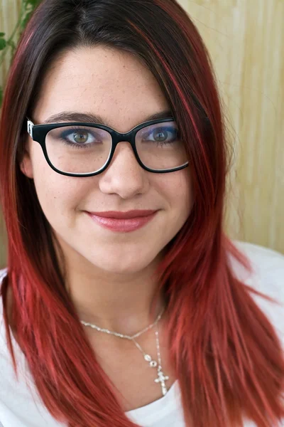 Hermosa chica con el pelo rojo y gafas con marco negro — Foto de Stock