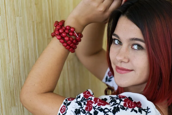 Hermosa chica ucraniana en camisa bordada tradicional y ojos verdes — Foto de Stock