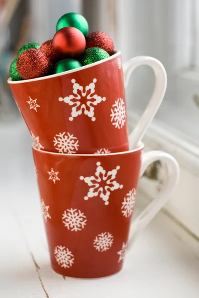 Copa roja festiva con copos de nieve y bolas en el árbol de Navidad — Foto de Stock