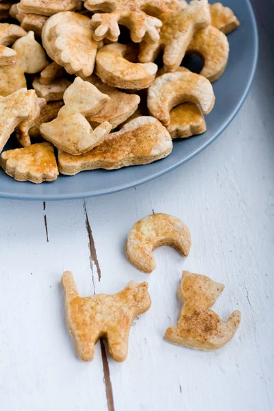 Heerlijke shortbread koekjes op een plaat grijze houten witte achtergrond — Stockfoto