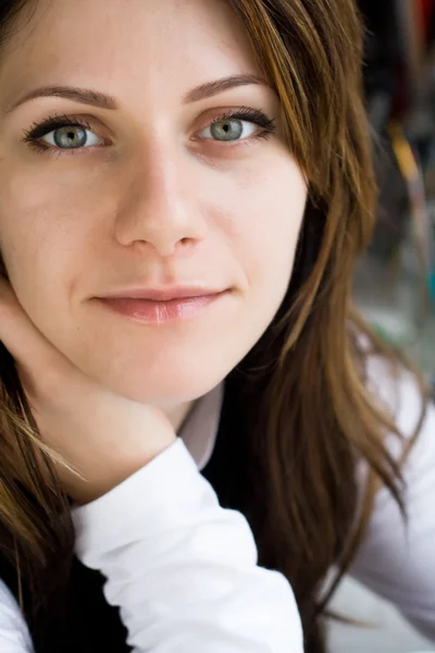 Porträtt av en ung vacker brunett med blå ögon — Stockfoto