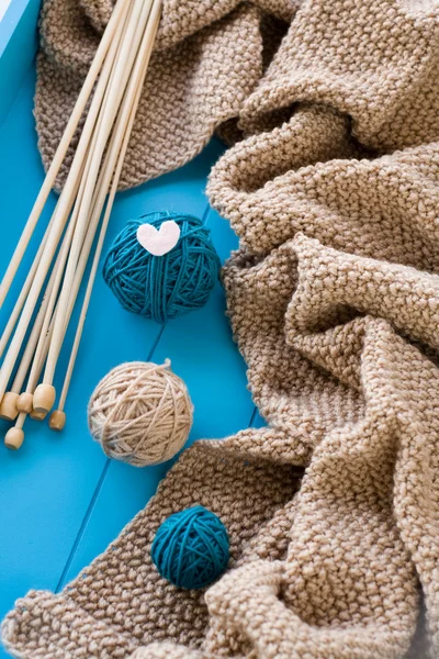 Holznadeln liegen neben dem hellen Gewirr aus Fäden und Stricken — Stockfoto