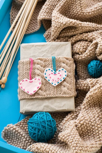 Old notebook with knitted cover with felt heart next to the brig — Stock Photo, Image