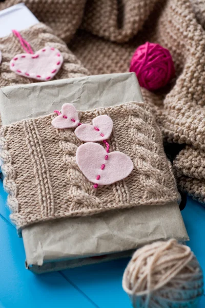 Deux vieux tampons en couverture tricotée avec des cœurs en feutre se trouvent à côté du c — Photo