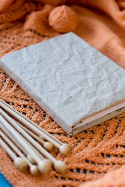 Eski defter kayıtları, iplik ve örme iğneler yalan top için