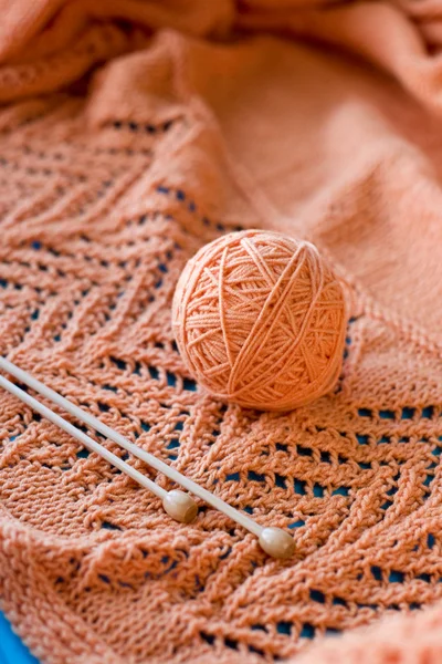 一个球的纱和一双木针躺在橙色 — 图库照片