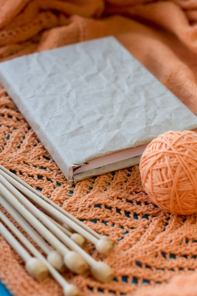 Altes Notizbuch für Schallplatten, Garnknäuel und Stricknadeln lyin — Stockfoto