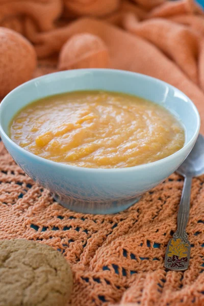 Porridge di zucca dietetico nel piatto azzurro su un arancione lavorato a maglia — Foto Stock