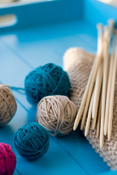 Helle Garnknäuel, hölzerne Stricknadeln, Strickdecke l — Stockfoto