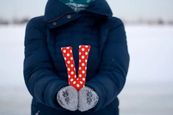 Meisje in blauwe jas en handschoenen bedrijf een brief van stof " — Stockfoto