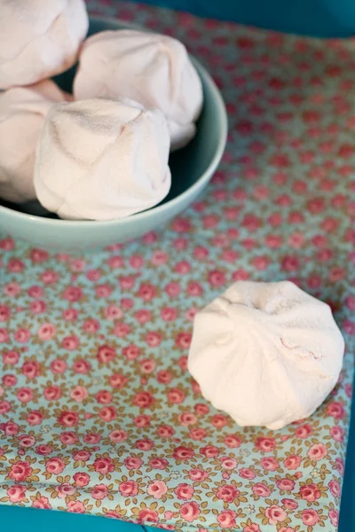 Delicate pink marshmallows lies in the blue plate on the tablecl — Stock Photo, Image
