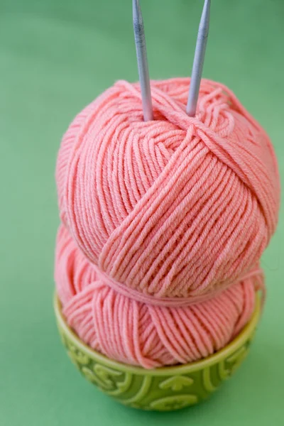 Hank yarn pink skein dari benang dan jarum rajut — Stok Foto