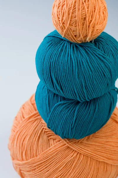 Boules de fils brillantes pour tricot, bleu et orange — Photo