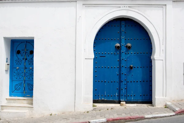 Portes bleues et mur blanc du bâtiment à Sidi Bou Said, Tunisie — Photo