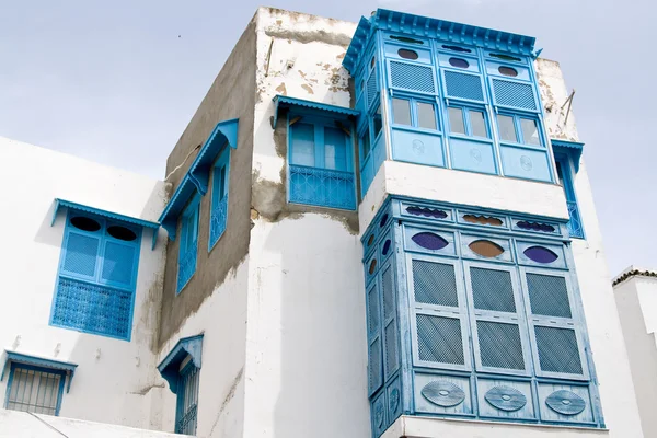 Blå dörrar, fönster och vita väggen av byggnad i Sidi Bou Said, — Stockfoto