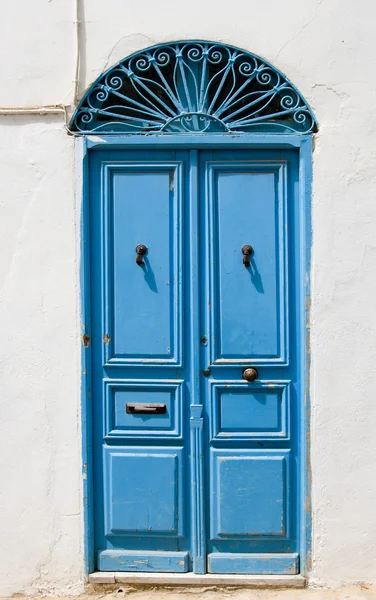 蓝色的门和白墙的建筑在 Sidi Bou 说，突尼斯 — 图库照片