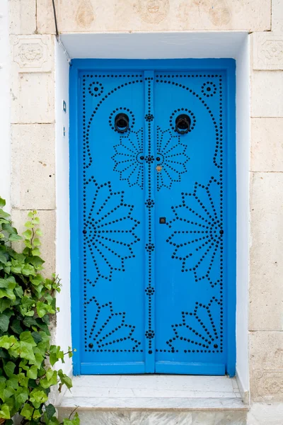 蓝色的门和白墙的建筑在 Sidi Bou 说，突尼斯 — 图库照片