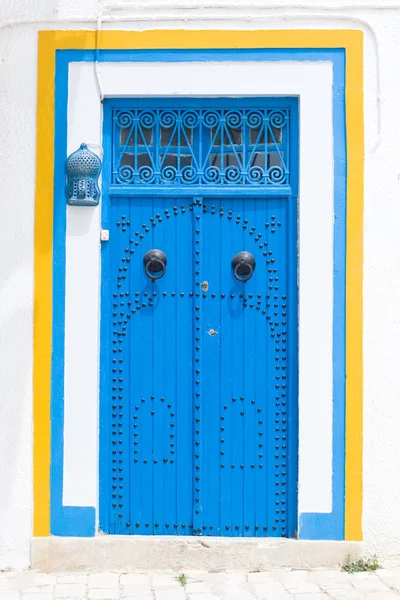 Blaue Türen und weiße Wand des Gebäudes in sidi bou sagte, Tunesien — Stockfoto